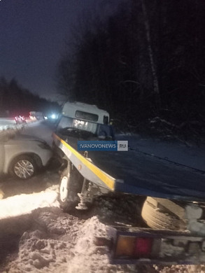 Пассажирский автобус и еще несколько авто улетели в кювет под Ивановом